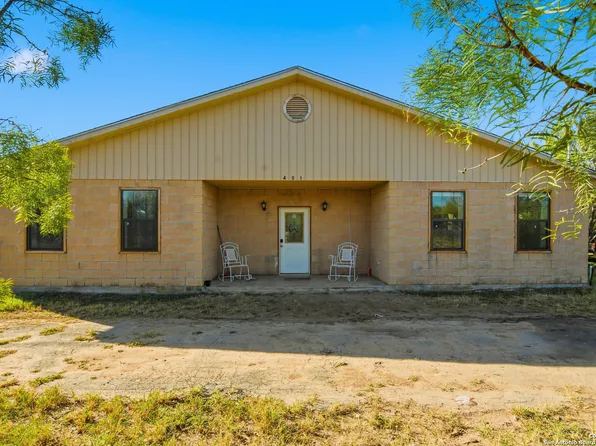 411 W Daniel, Uvalde, TX 78801