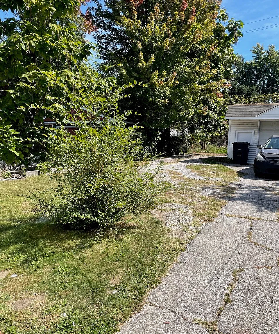 2 bed, 1.0 bath, 2756 sqft, $1,100 — Photo 2