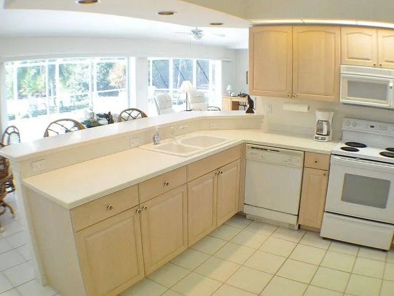 1022 SW 18th Ter — Photo 7