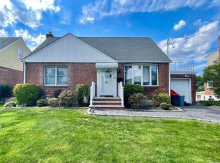 30 Ridgewood St, Valley Stream, NY 11580