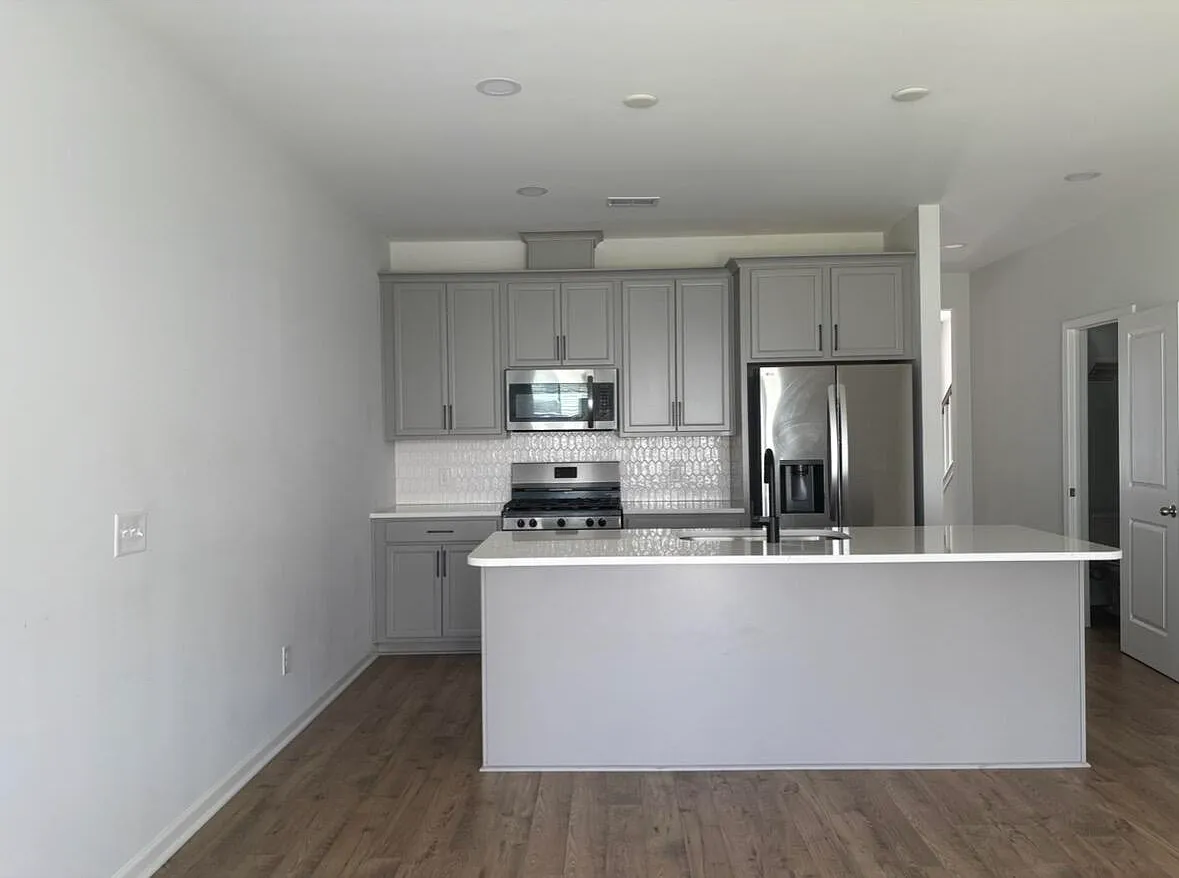 3 bed, 2.5 bath, 1986 sqft, $2,275 — Photo 4
