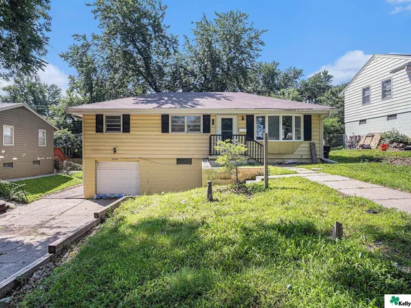 3209 Cornhusker Dr, Omaha, NE 68124