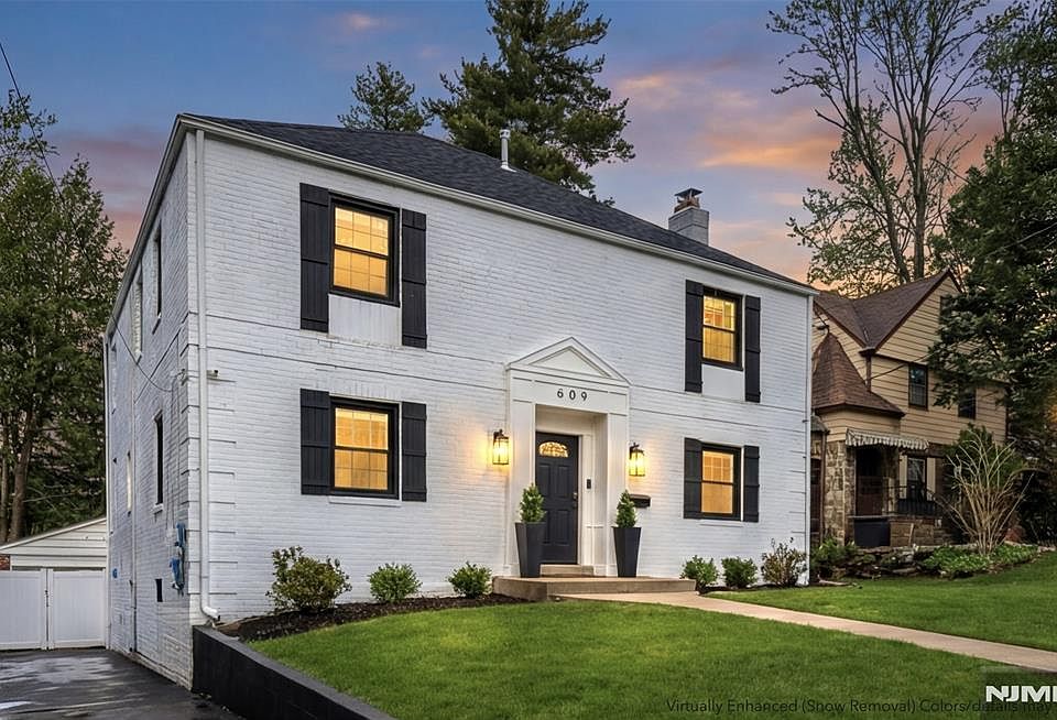 1st image of 609 Wyndham Rd