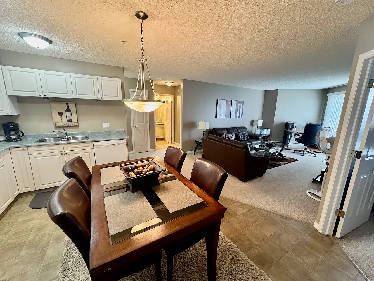 Fort Saskatchewan 2 Bed 2 Bath Furnished Condo Everything Included! — Photo 4