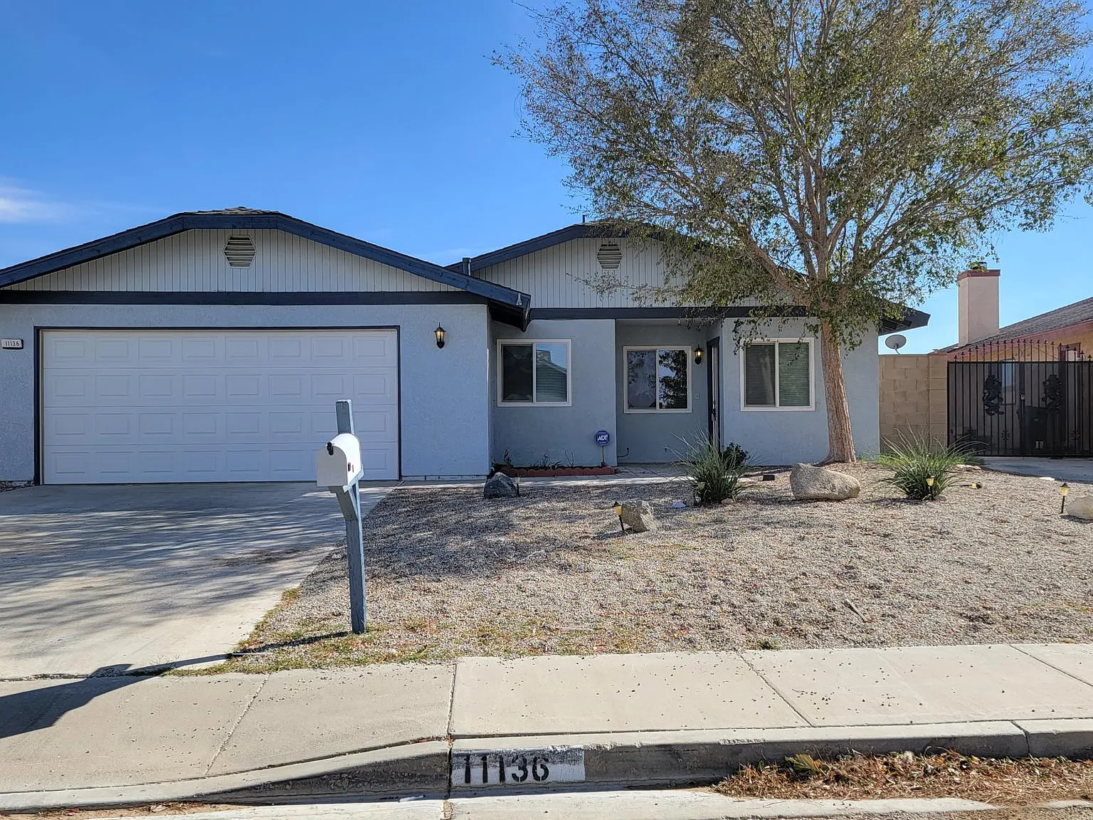 3 bed, 1299 sqft, $1,975 — Photo 1