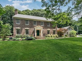 685 Yuma Ct, Franklin Lakes, NJ 07417