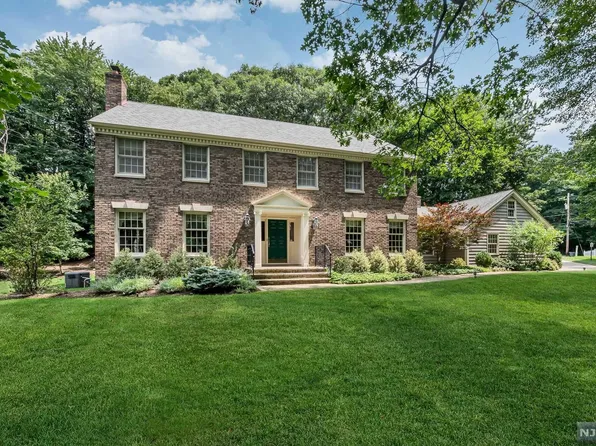 685 Yuma Ct, Franklin Lakes, NJ 07417