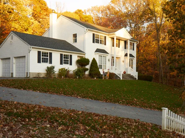 6 Keewaydin Cir, Port Jefferson Station, NY 11777