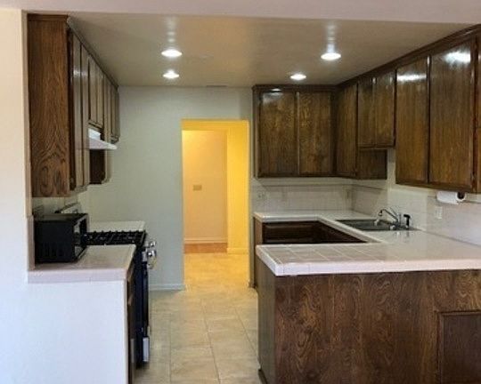 4th image of 2553 Dearborn Dr