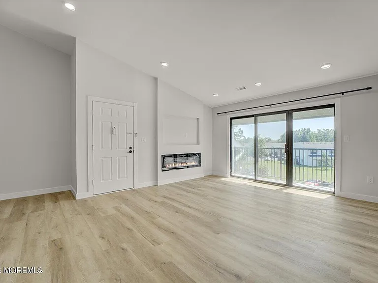 341 Danbury Ln — Photo 4