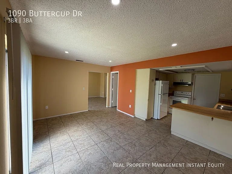 1090 Buttercup Dr — Photo 4