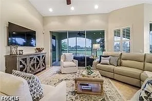3 bed, 2.0 bath, 2265 sqft, $4,500 — Photo 4