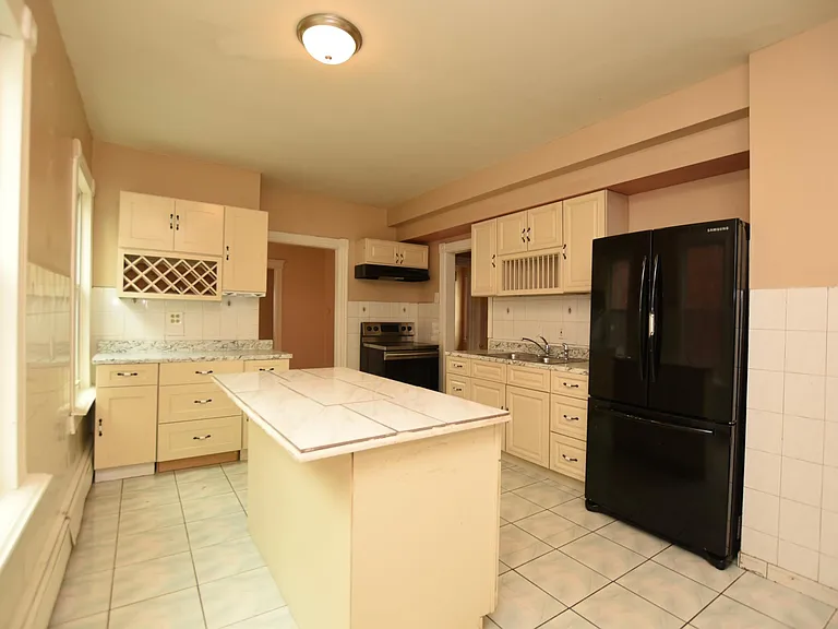 176 Adelaide St #1 — Photo 4