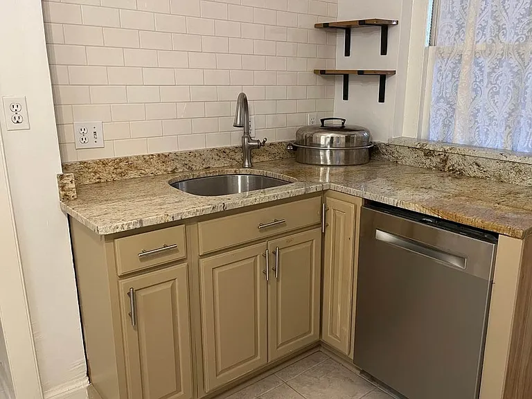 413 Constitution Ave NE — Photo 26