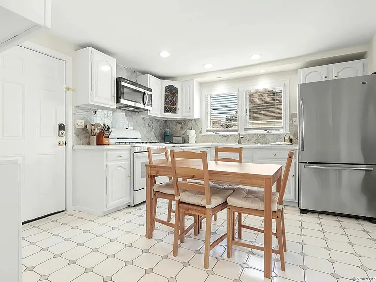 584 Courtland Ave — Photo 5