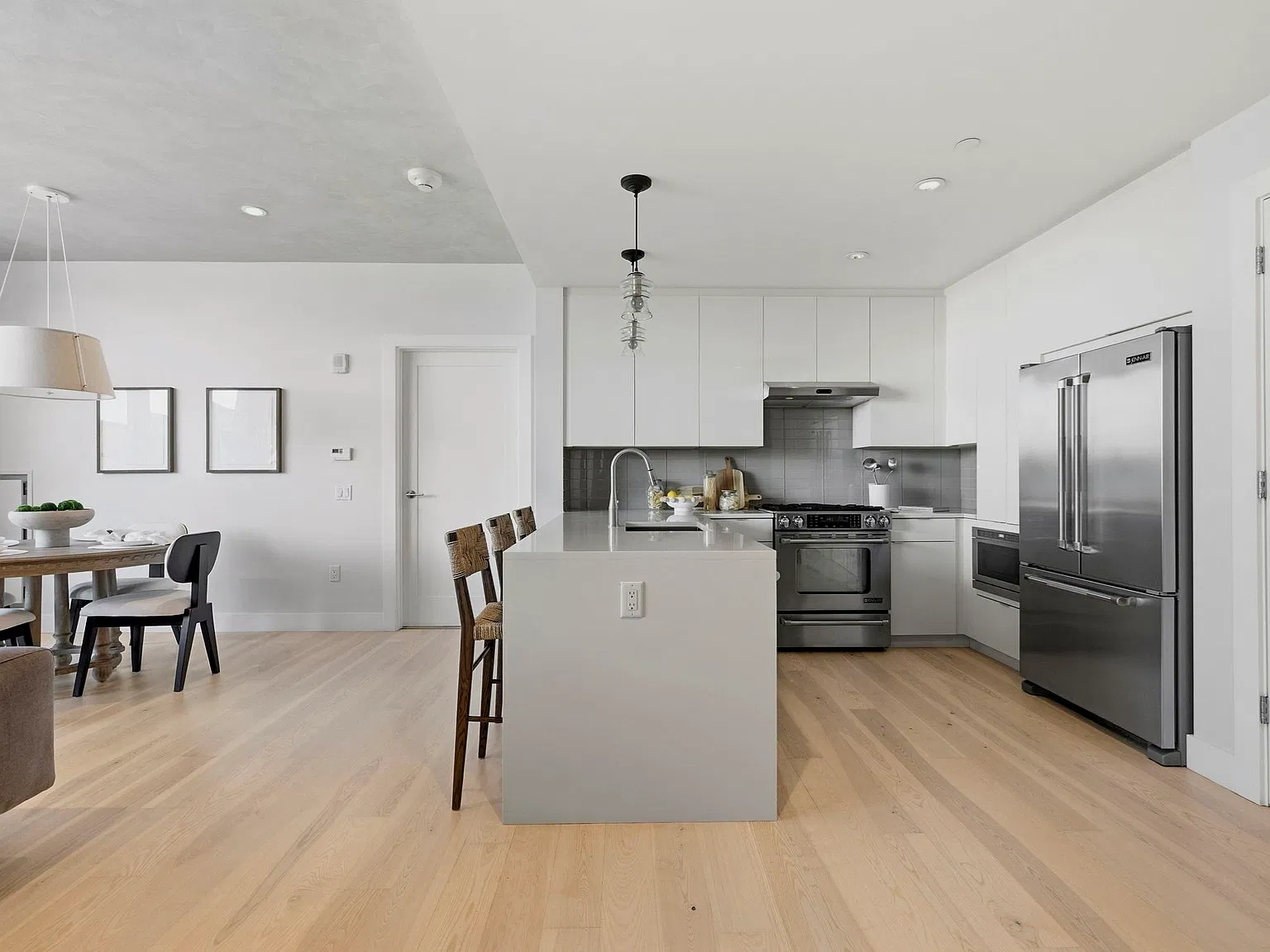 1 bed, 1.5 bath, 878 sqft, $4,650 — Photo 3