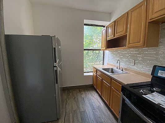 4th image of 307 W 141st St
