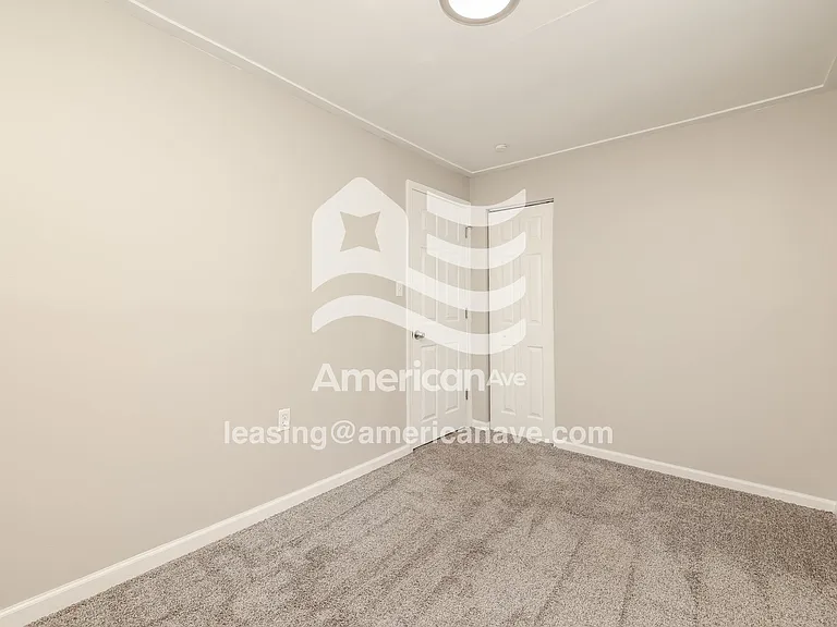 1564893_012_bedroom_12.jpg