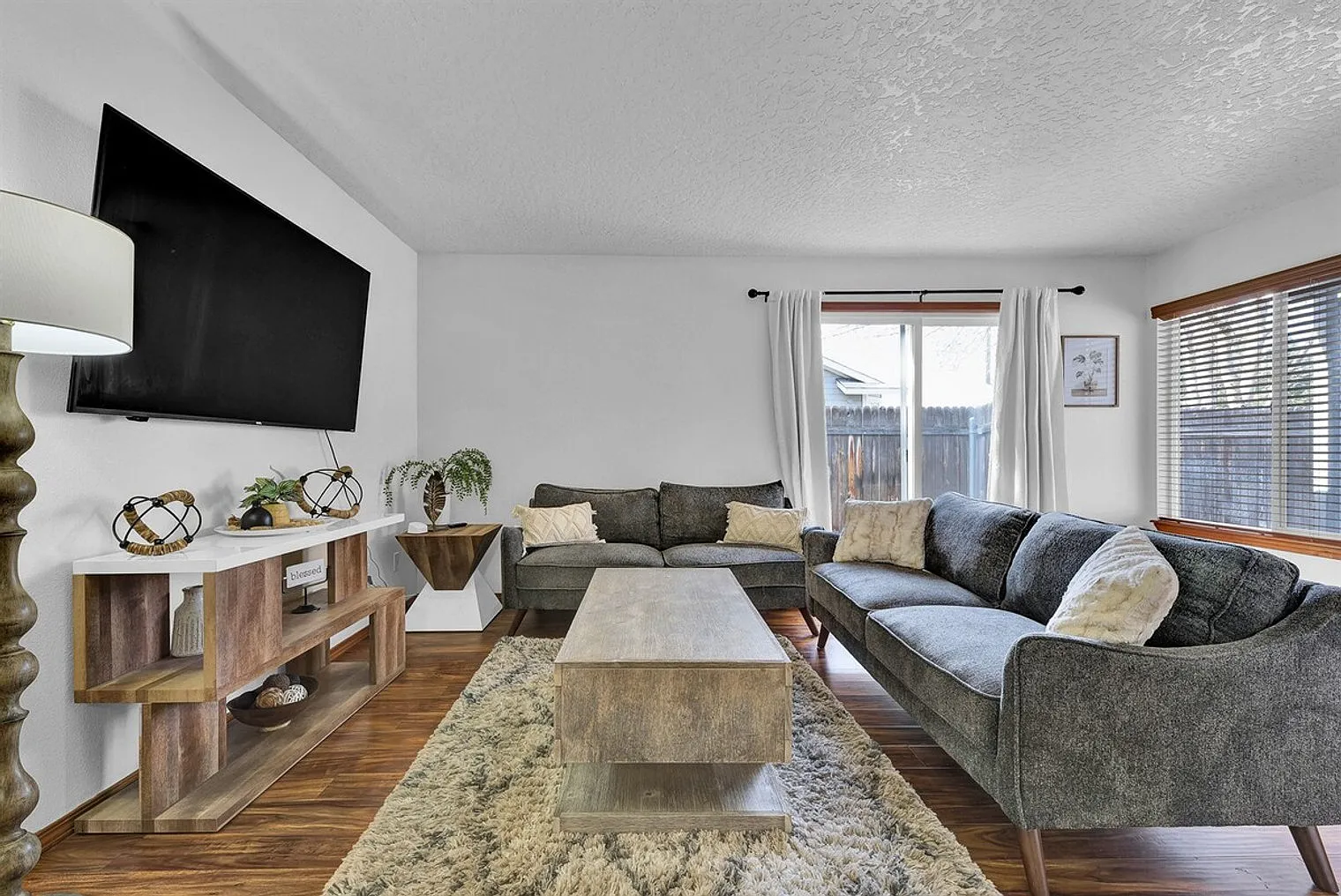 2 bed, 1.0 bath, 1001 sqft, $4,535 — Photo 4