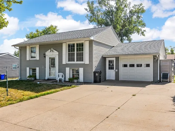 3027 Huxley Ln SW, Cedar Rapids, IA 52404