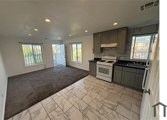 3 bed, 1000 sqft, $3,500 — Photo 2
