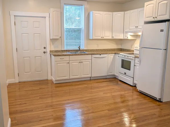 28 Mount Pleasant Ave APT 1A, Ipswich, MA 01938