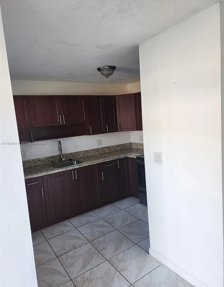 2 bed, 1.0 bath, 20958 sqft, $2,000 — Photo 4