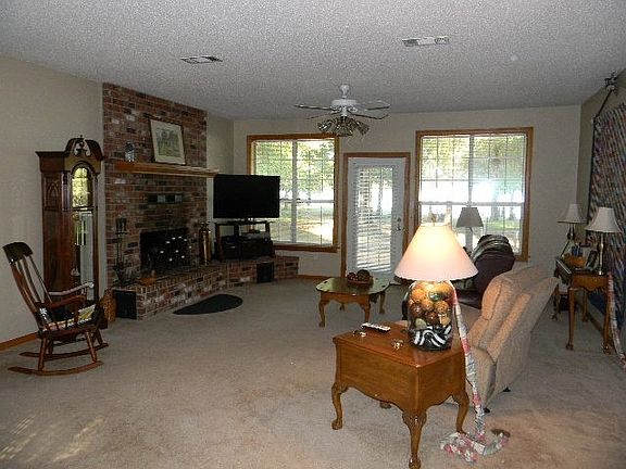 4th image of 1130 Parkside Dr