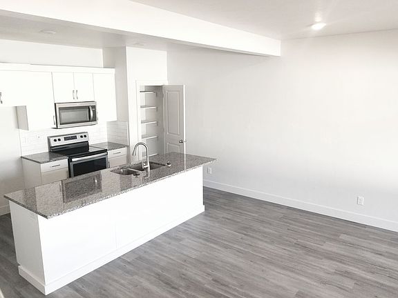 3rd image of 200 S Emery Ln