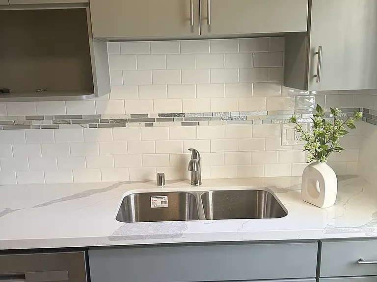 Apartments at 10623 S Budlong — Photo 1