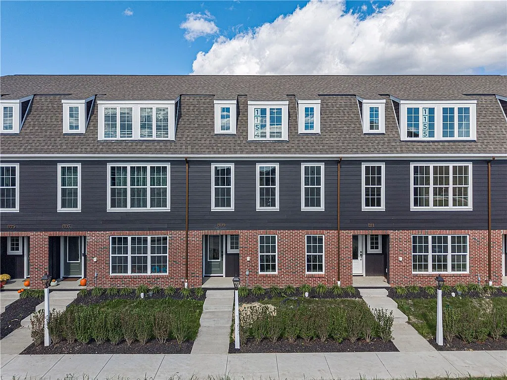 3 bed, 3.5 bath, 2157 sqft, $3,100 — Photo 3