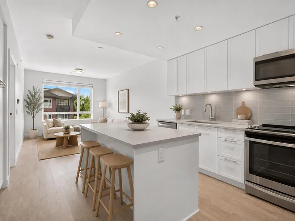 2382 Atkins Ave #404, Pt Coquitlam, BC V3C 0G7