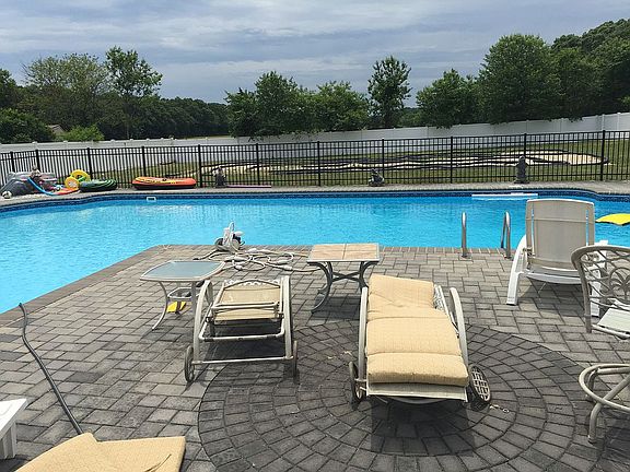 2nd image of 10 Yarmouth Ln