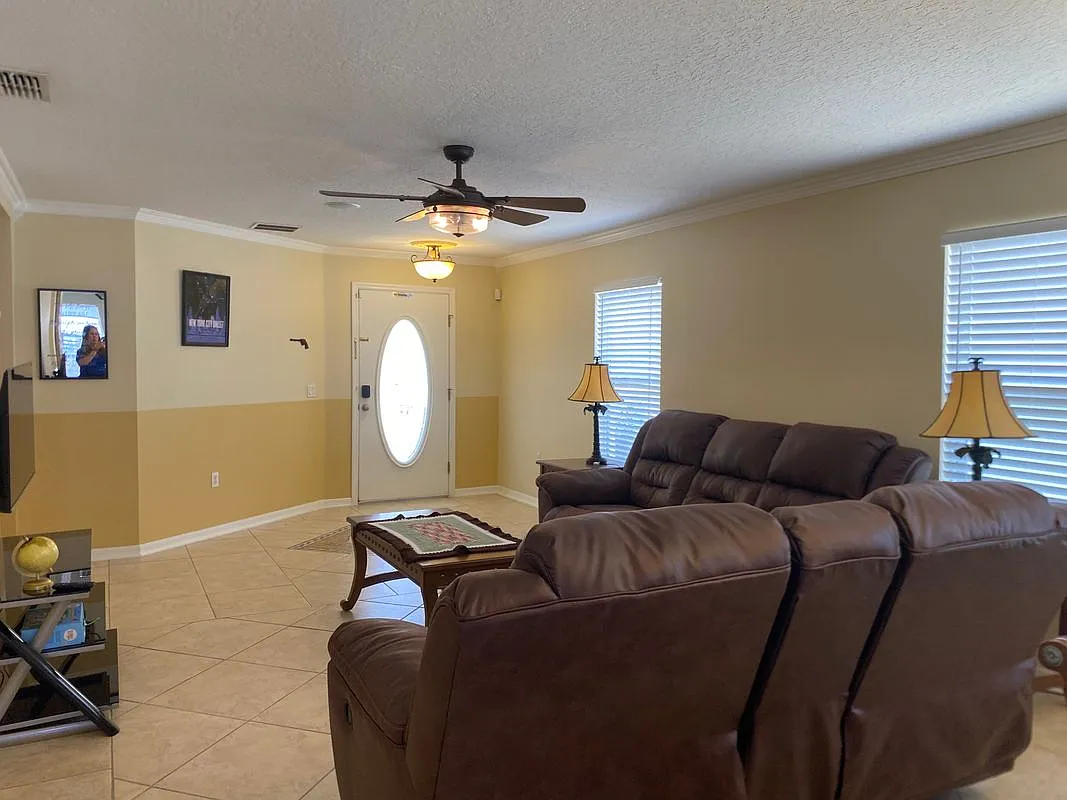 4 bed, 2.0 bath, 1950 sqft, $2,600 — Photo 2