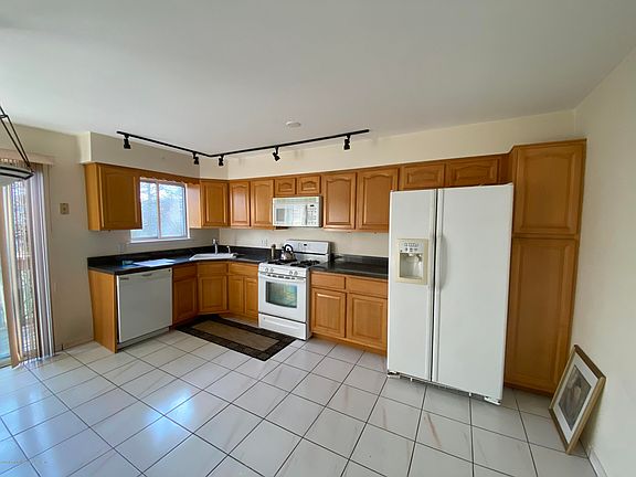 4th image of 30 Zachary Ct