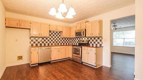 3rd image of 905 Rose Petal Ln