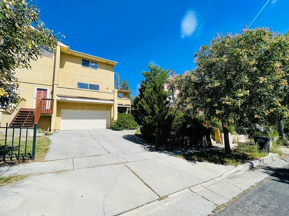 W Pikes Peak Ave