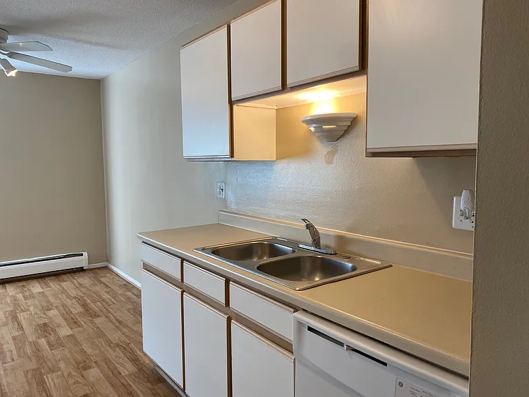 Rochester Square Apartments — Photo 29