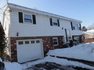 7 Compton Rd, Clifton Park, NY 12065