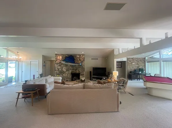 2207 Valley Brook Dr, Champaign, IL 61822