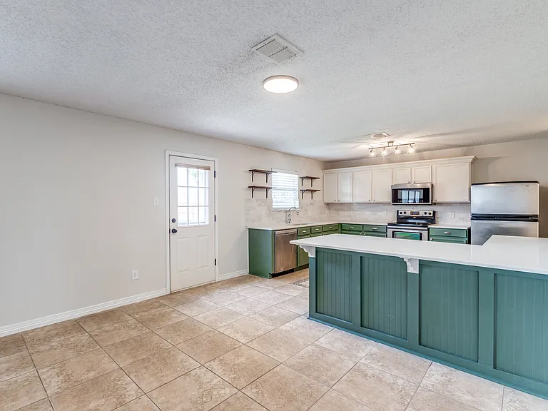 2112 Royal Acres Trl — Photo 7