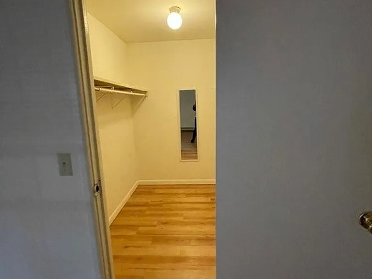 University Park Apartments near Cornell University — Photo 401