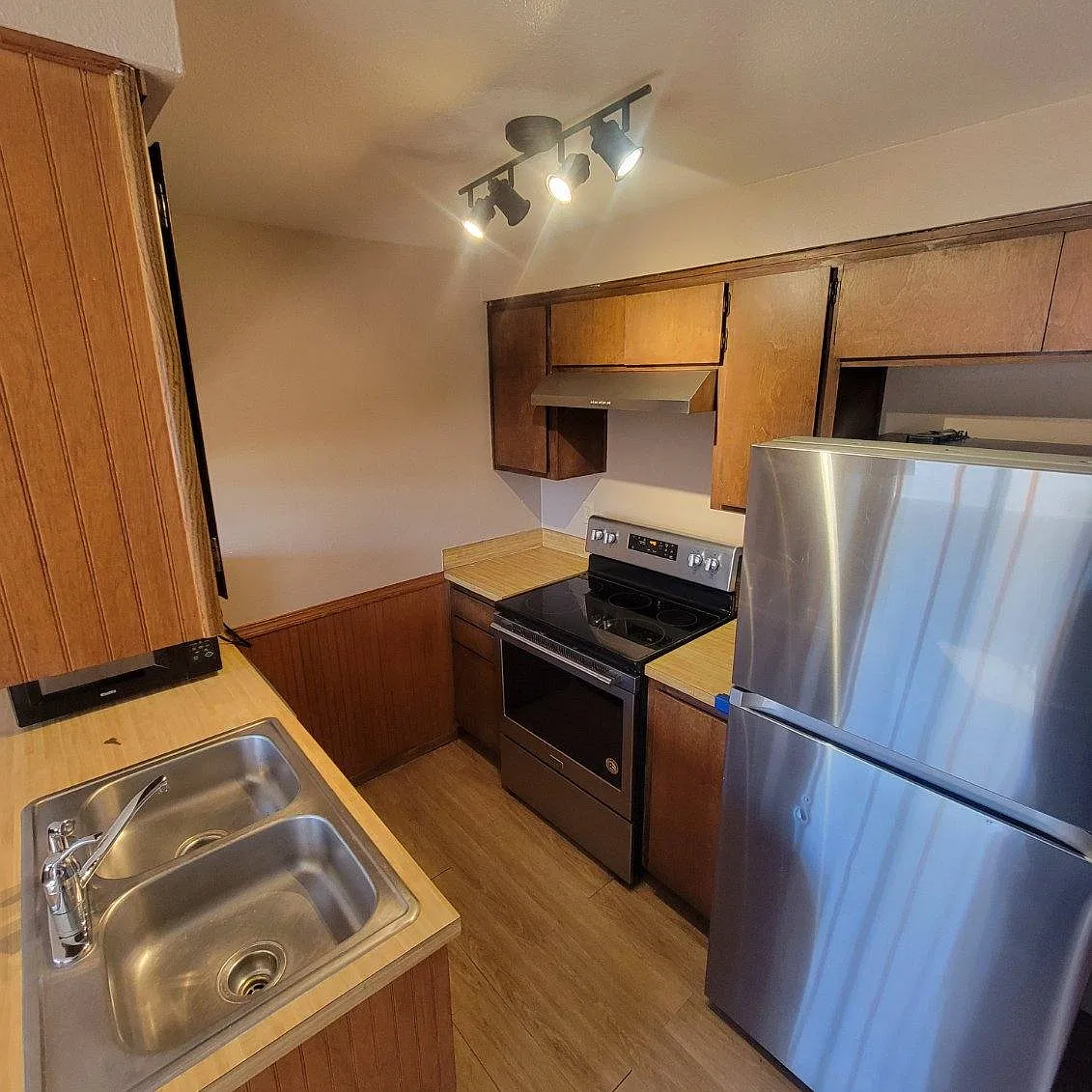 2 bed, 1.5 bath, 930 sqft, $1,100 — Photo 1