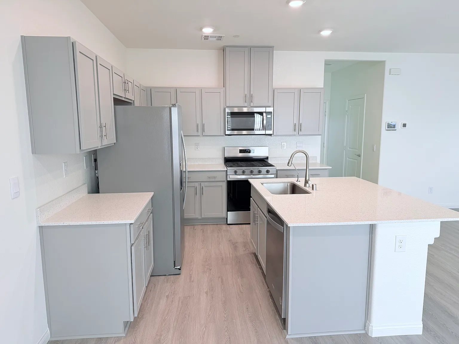 4 bed, 2.5 bath, 1865 sqft, $2,295 — Photo 4
