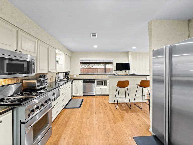 6806 Royal Ln — Photo 3