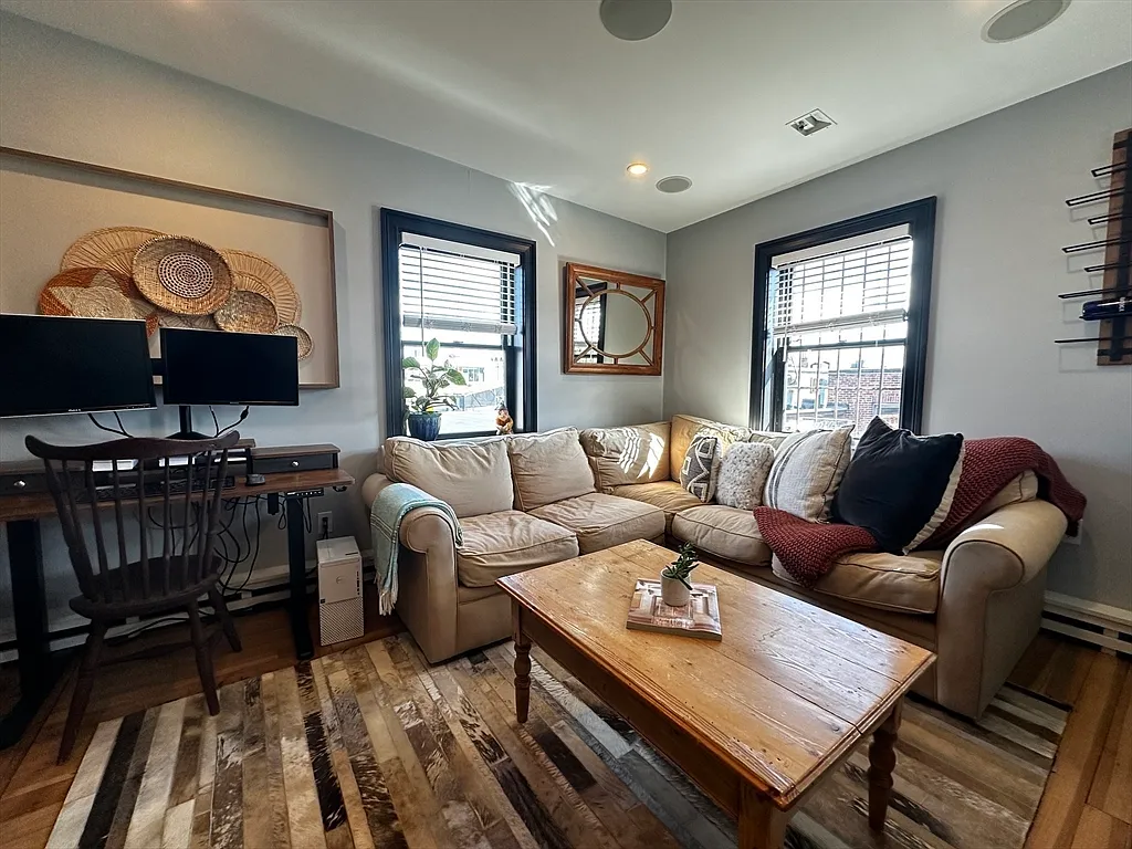 2 bed, 1.0 bath, 800 sqft, $3,000 — Photo 3