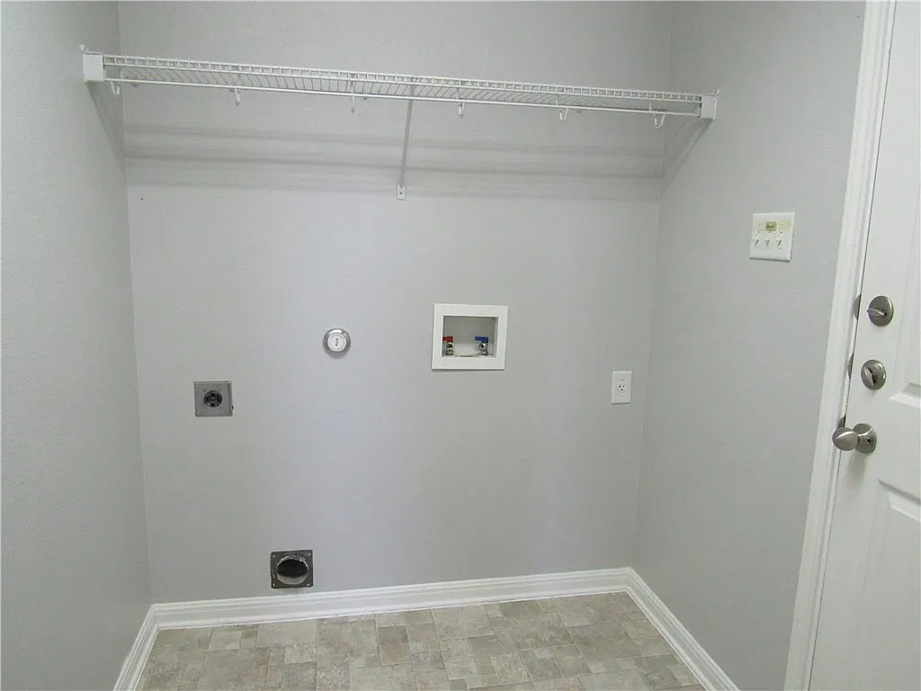 Spacious 4/2.5/2 two story home! — Photo 4