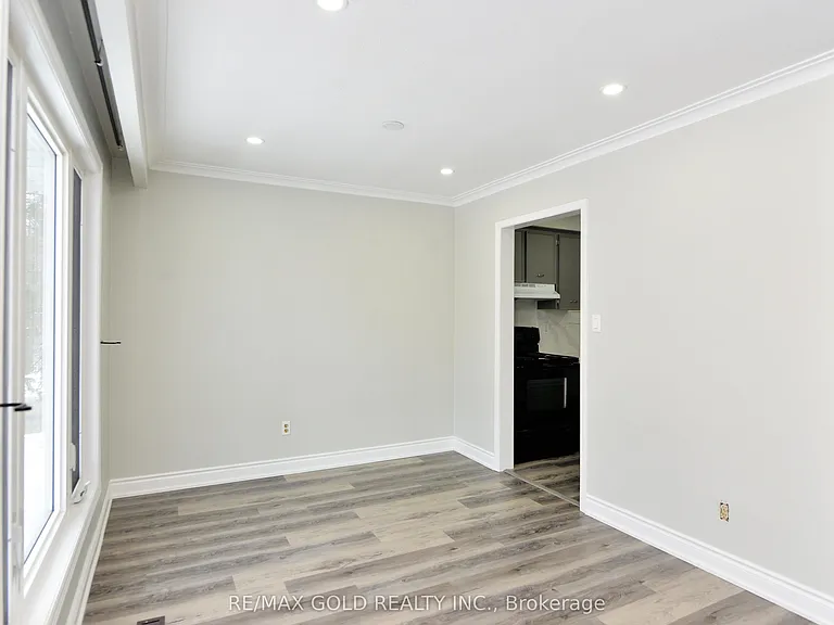 70 Greystone Cres — Photo 5