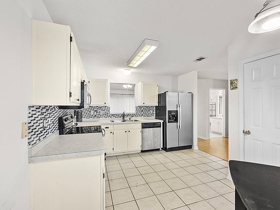 5th image of 445 Bridgewater Ct