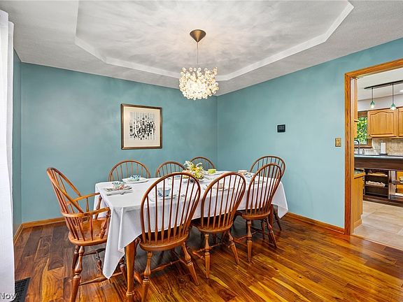 4th image of 770 Victoria Cir
